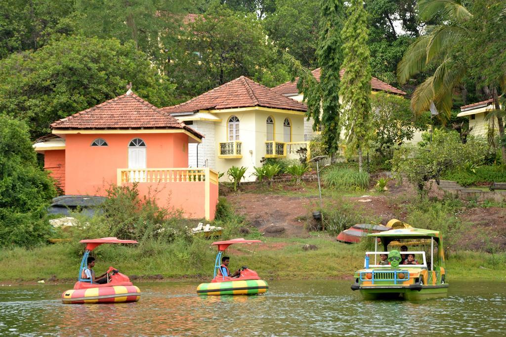 Mayem Lakeview Hotel Goa Exterior foto
