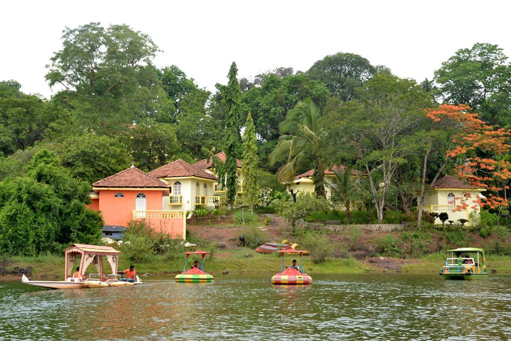 Mayem Lakeview Hotel Goa Exterior foto