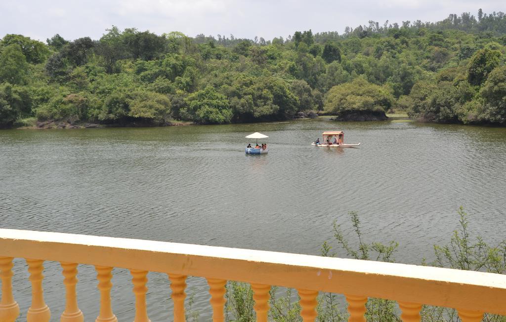 Mayem Lakeview Hotel Goa Exterior foto